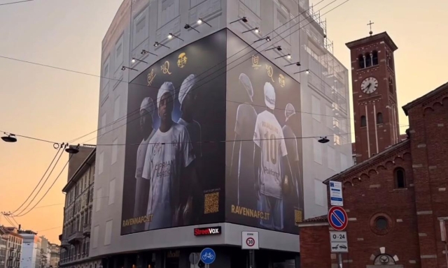 Ronaldinho, effetto Times Square a Milano: spuntano i maxi-manifesti del Ravenna per la maglia