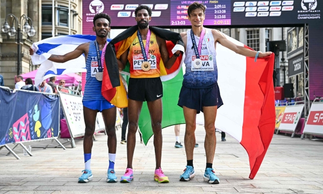 Europei, Riva show nella maratona: secondo a 7" dall'oro. E festa per le azzurre: argento a squadre