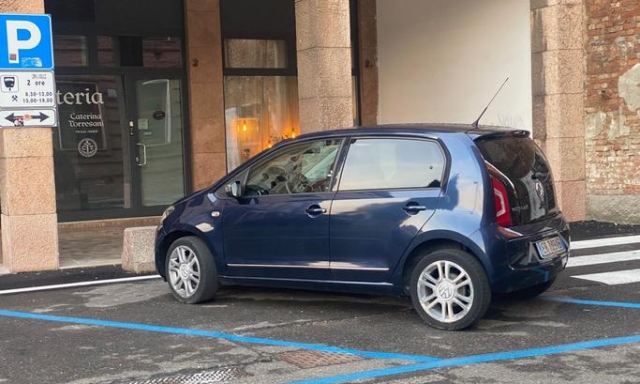 Strisce blu: tolleranza e multa, come funziona nel 2026
