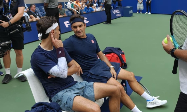 Federer, ritorno da brividi a New York: si allena con Musetti, poi dà spettacolo con Agassi e SuperMac