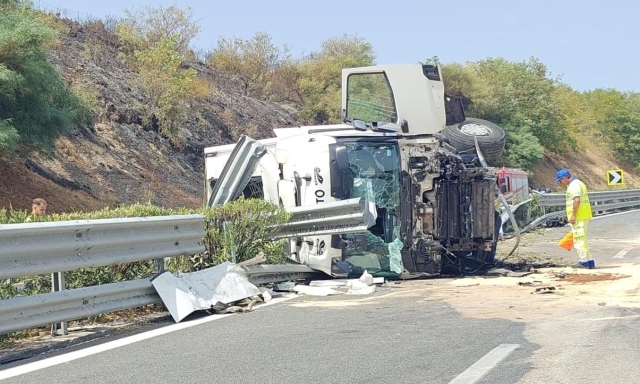 Camion si ribalta sull'autostrada A2: incendio e traffico bloccato
