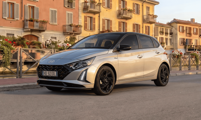 Hyundai i20 si aggiorna per il 2027: allestimenti, motori, novità e prezzi