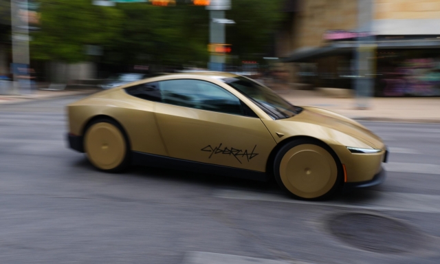 Tesla Cybercab è già un caso, appena lanciato finisce sotto indagine