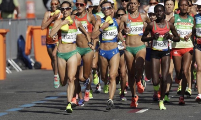 Valeria Straneo in azione nei primi chilometri della maratona Olimpica (AP)