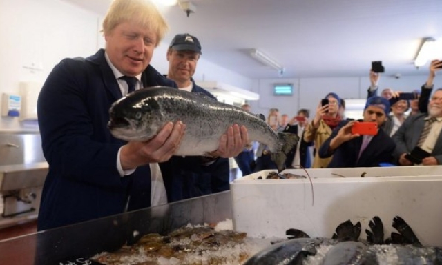 Boris Johnson visita una fabbrica per la lavorazione del pesce a Lowestoft (Credit should read: Stefan Rousseau/PA Wire LaPresse)