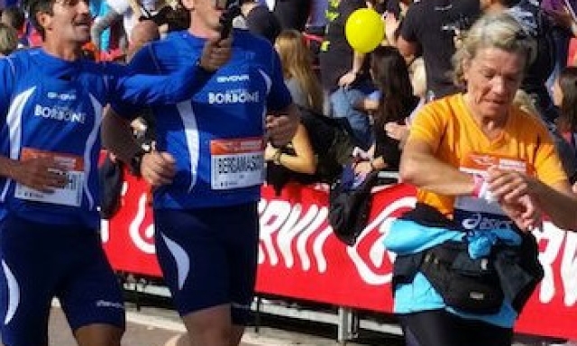 L’ex azzurro del rugby Mauro Bergamasco al traguardo della Venice Marathon