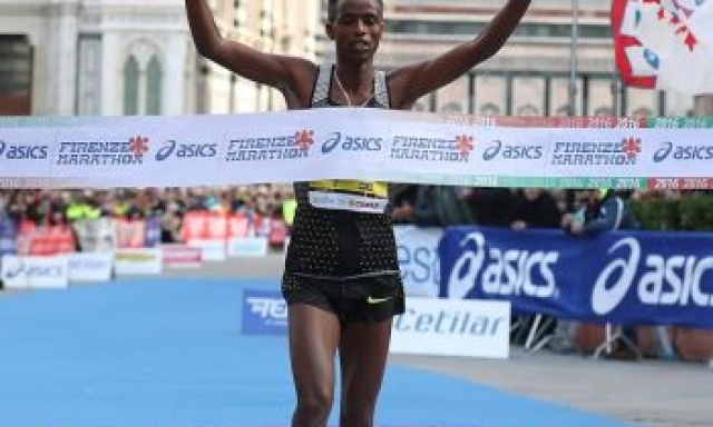 L'etiope Yadete, vincitore della maratona di Firenze 2016 (Foto Colombo)
