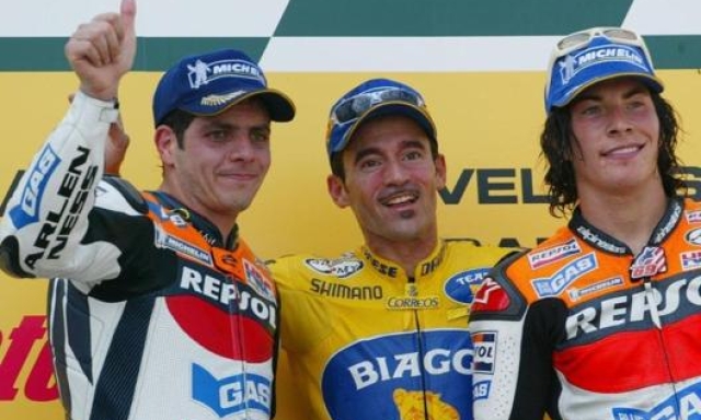 Max Biaggi festeggia la vittoria nel GP di Germania 2004 assieme ad Alex Barros e Nicky Hayden