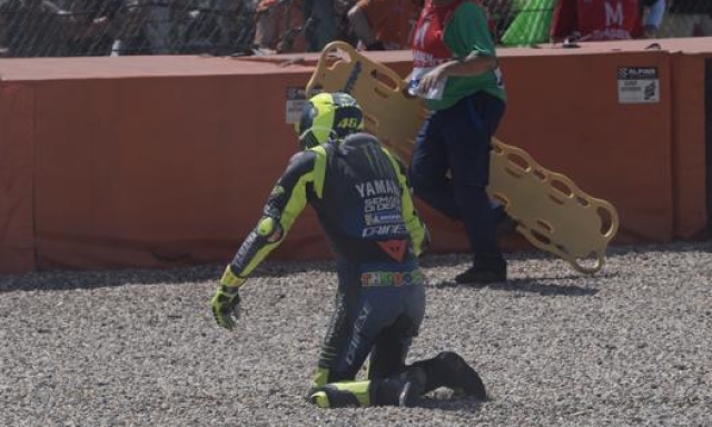 Valentino Rossi dopo la caduta di Assen. Getty