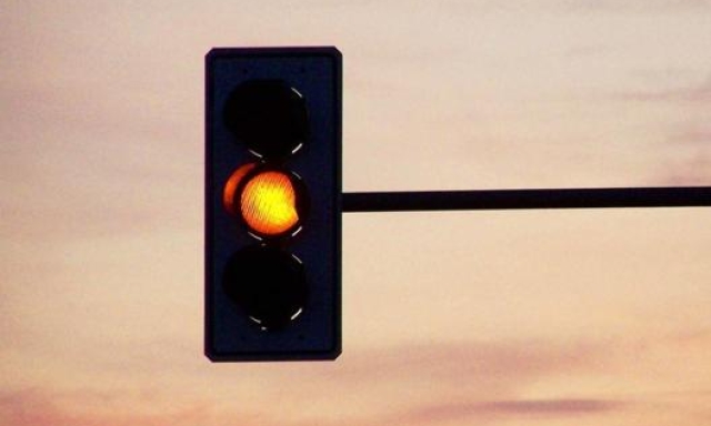 Passare col semaforo giallo: quando scatta la multa e come fare ricorso
