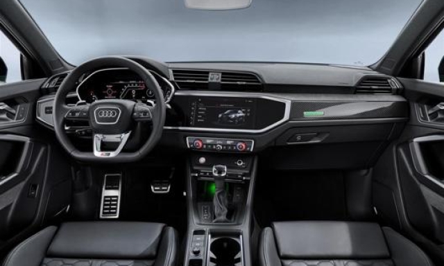 Gli interni Audi con il caratteristico schermo tattico centrale inclinato verso il guidatore