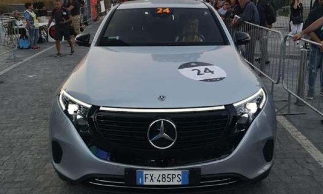 Savina Confaloni in partenza con la sua Mercedes Eqc da Milano per Lainate