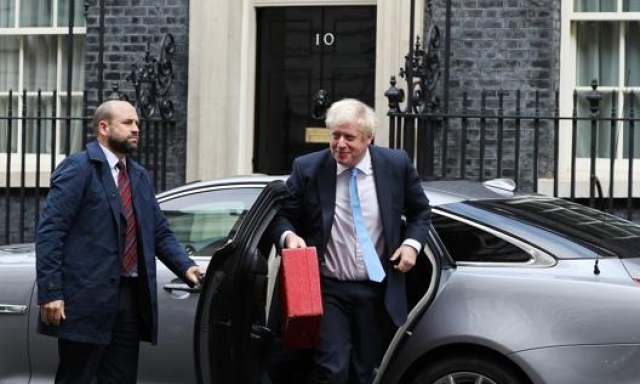 Boris Johnson arriva a Downing Street sull’auto blu, una Jaguar XJ. Getty