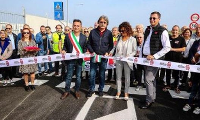L'inaugurazione di via Marco Simoncelli, a Misano, alla presenza dei genitori