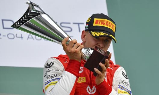 Mick Schumacher festeggia la vittoria in gara 2 al'Hungaroring con la Prema Racing. AP