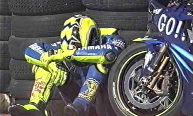 UNO: Rossi vince a Welkom 2004 alla prima con la Yamaha e nel giro d'onore si ferma accovacciato vicino alla sua moto