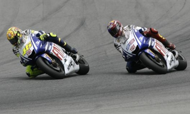 TRE Con una manovra pazzesca Rossi batte Lorenzo all'ultima curva del Montmelò 2009. Ap
