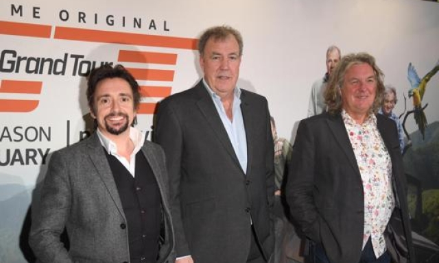 Jeremy Clarkson (al centro) insieme a Richard Hammond e James May alla presentazione di Grand Tour a Londra. Getty