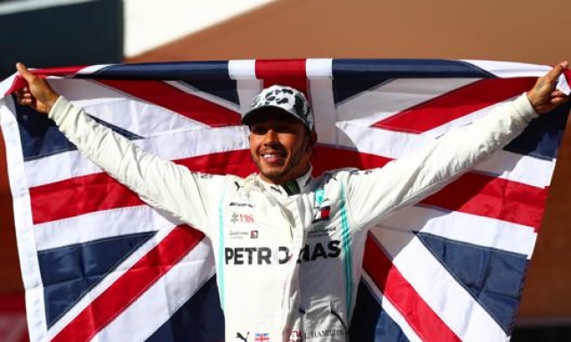 Lewis Hamilton festeggia il 6° mondiale. Afp
