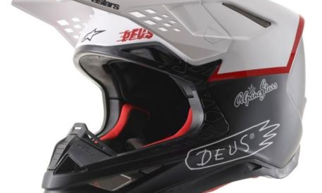Il casco Supertech M8 con gli esclusivi loghi Deus. Costa 450 euro