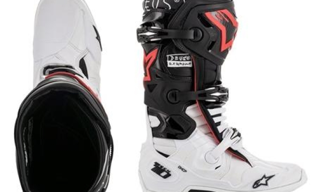 Gli stivali Tech 10, studiati per il Supercross e il Motocross (599 euro)