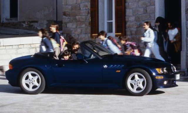 La BMW Z3 del 1995 con motore anteriore e trazione posteriore