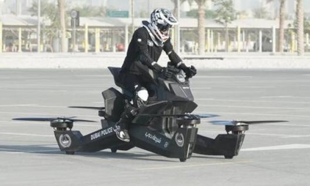 L’hoverbike Scorpion S-3 della polizia di Dubai