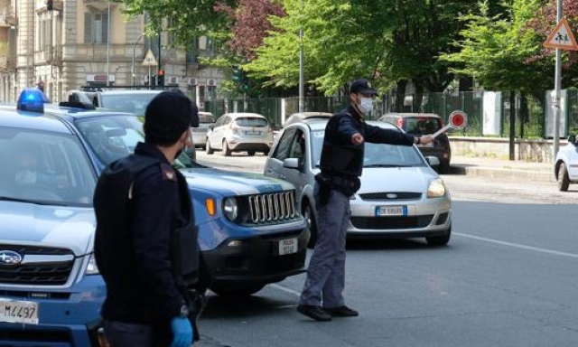 Un controllo di polizia a Torino. Ansa