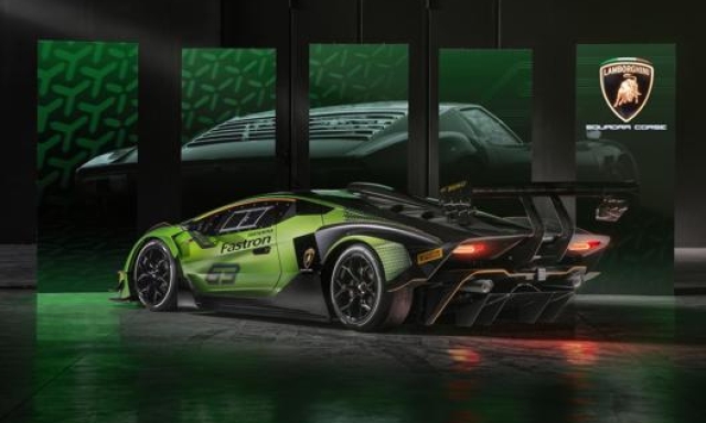 La vista posteriore della Lamborghini Essenza Scv12 con la grande ala fissa
