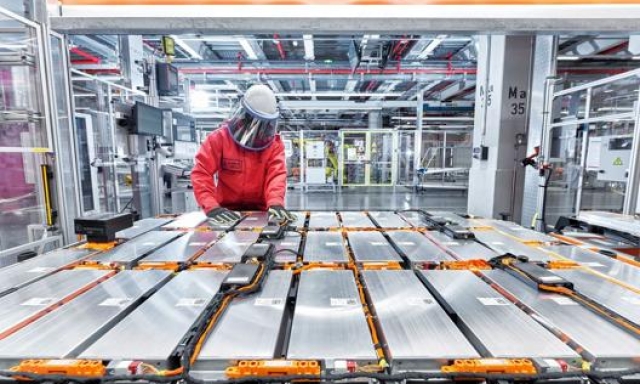 Assemblaggio delle batterie della Audi e-tron, nella fabbrica di Bruxelles
