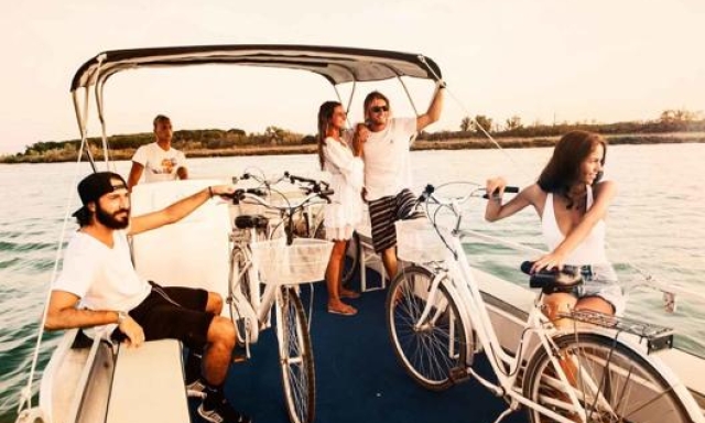 Le proposte Boat & Bike a Lignano permettono di integrare pedalate e trasferimenti in barca