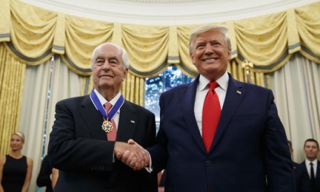 Roger Penske premiato con la Medaglia della Libertà da Donald Trump, lo scorso ottobre. AP