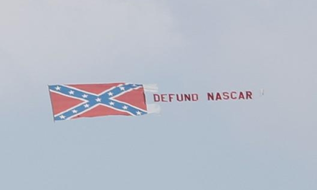 La bandiera confederata trascinata da un aereo sul circuito di Talladega. AP