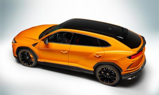Il Suv Lamborghini Urus 2021 nella colorazione Arancio Borealis