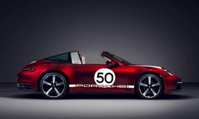 La livrea è ispirata al passato della Porsche