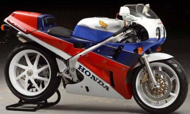 La Honda RC30 equipaggiata con un motore quattro cilindri a V