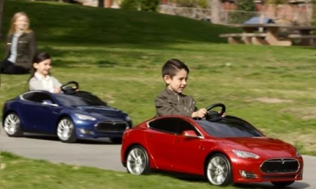 La mini Tesla Model S con le batterie agli ioni di litio acquistabile per quasi 500 dollari