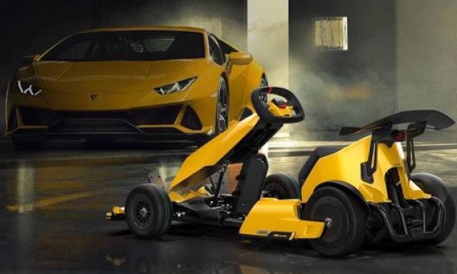 Il Ninebot GoKart Pro Lamborghini Edition con la Huracan sullo sfondo