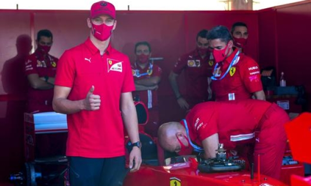 Mick Schumacher al box Ferrari per il test con la F2004. Epa