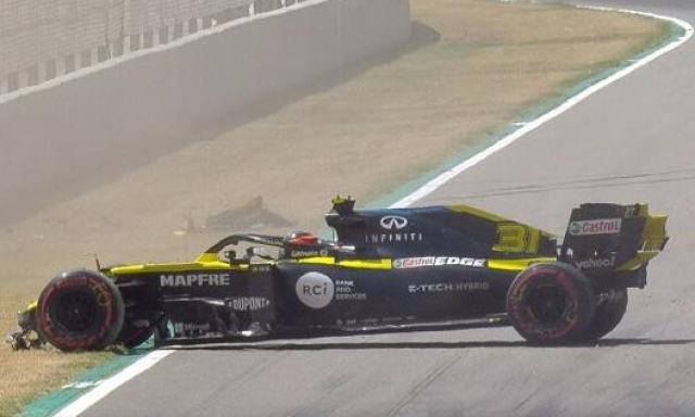 L’incidente di Ocon durante le prove andato contro il muro con la sua Renault per evitare Magnussen