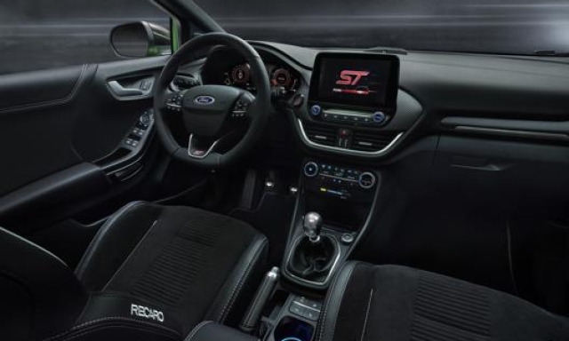 Gli interni della nuova Ford Puma ST: dettagli sportivi e sedili Recaro avvolgenti