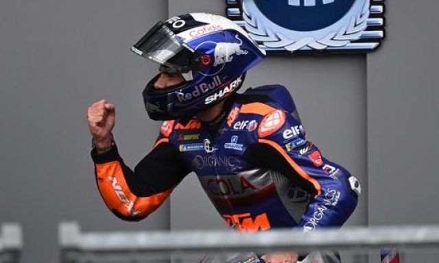 Miguel Oliveira esulta dopo la sua prima vittoria in motoGP. AFP
