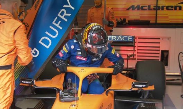Carlos Sainz esce sconsolato dalla sua McLaren