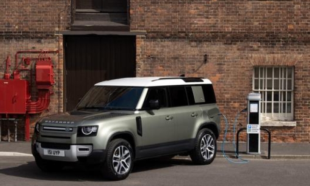La gamma del nuovo Land Rover Defender sta per essere arricchita con inedite versioni ibride.