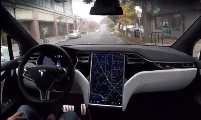 Il sistema Autopilot di Tesla in funzione