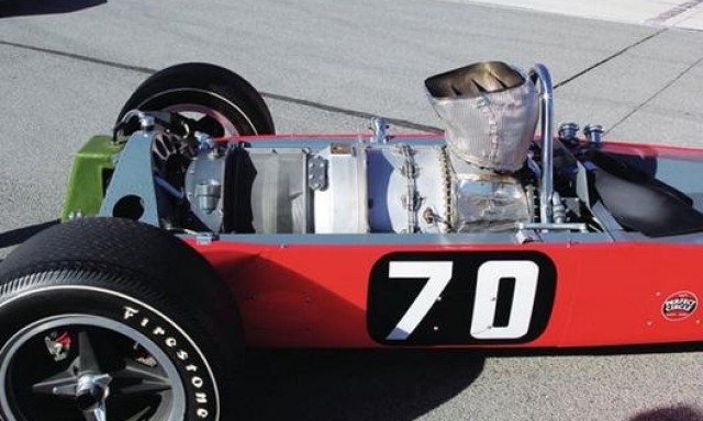 Il particolarissimo motore a turbina, qui montato sull’auto per la gara di Indianapolis