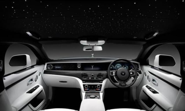 Gli interni extra lusso della nuova Rolls-Royce Ghost. In foto con guida a destra, come da tradizione inglese