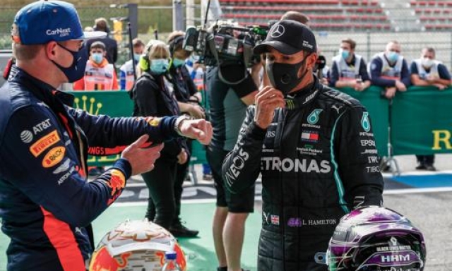 Max Verstappen si congratula con Hamilton dopo la pole. Afp