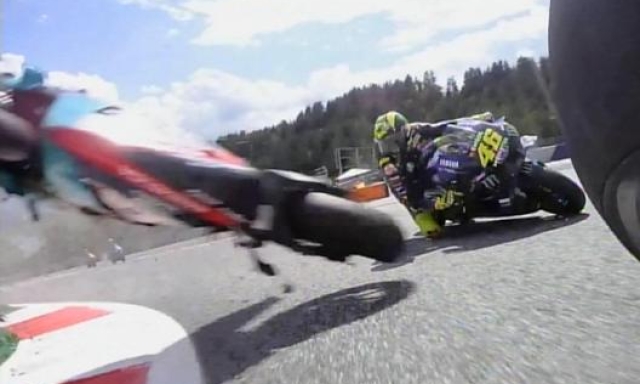 La Yamaha di Morbidelli impazzita tra Rossi e Viñales. Sky Sport