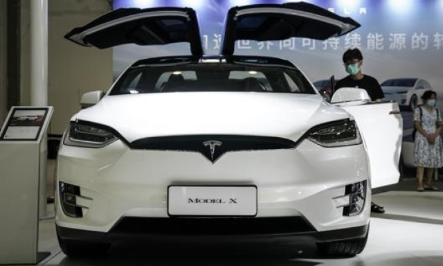 Una Tesla Model X esposta al salone dell’auto di Wuhan in Cina. Getty
